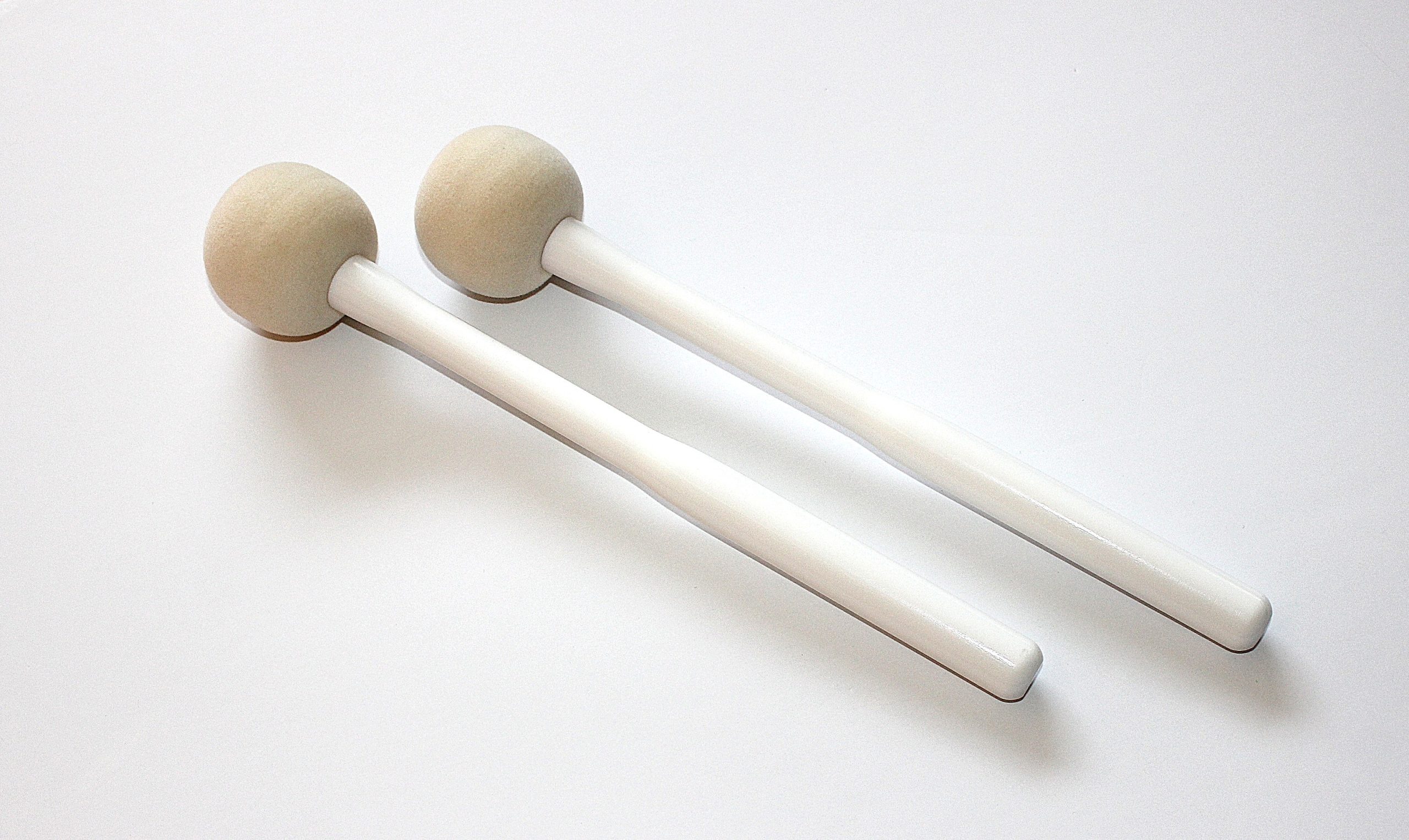 NEW: Andante Traditional/Military Pattern Bass Drum Sticks with 2 1/2 Hard Felt Ball Heads and White Gloss finish Maple Shafts - Image 4