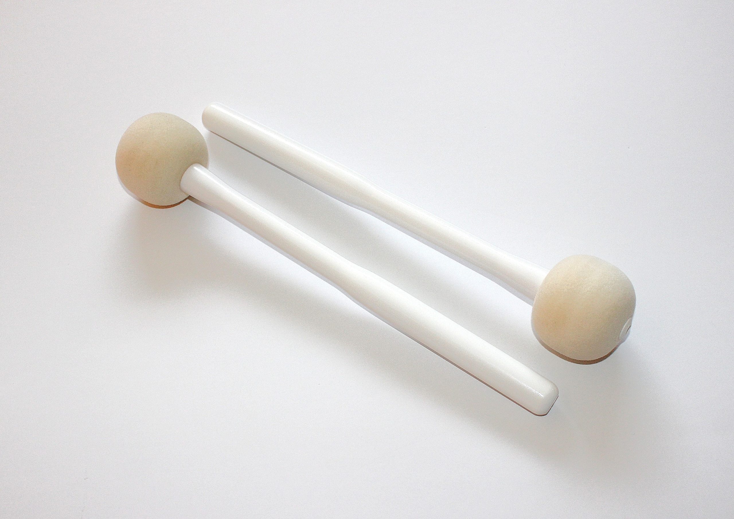 NEW: Andante Traditional/Military Pattern Bass Drum Sticks with 2 1/2 Hard Felt Ball Heads and White Gloss finish Maple Shafts - Image 3